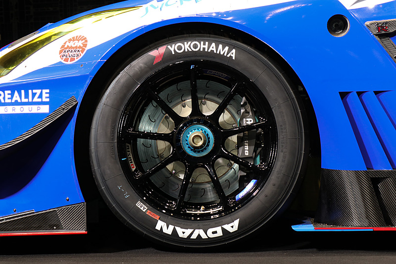 タイヤは横浜ゴム、ホイールはレイズという組み合わせ。タイヤサイズは前後とも330/710 R18