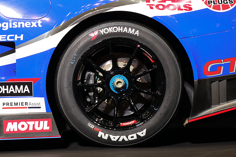 タイヤは横浜ゴム、ホイールはレイズという組み合わせ。タイヤサイズは前後とも330/710 R18