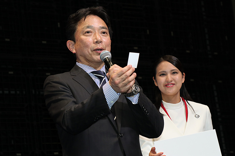 トークショーの終盤には、KONDO RACINGのロゴマークが入ったオリジナルノートや非売品のミニチュアカーなどが当たるプレゼント抽選会も行なわれた