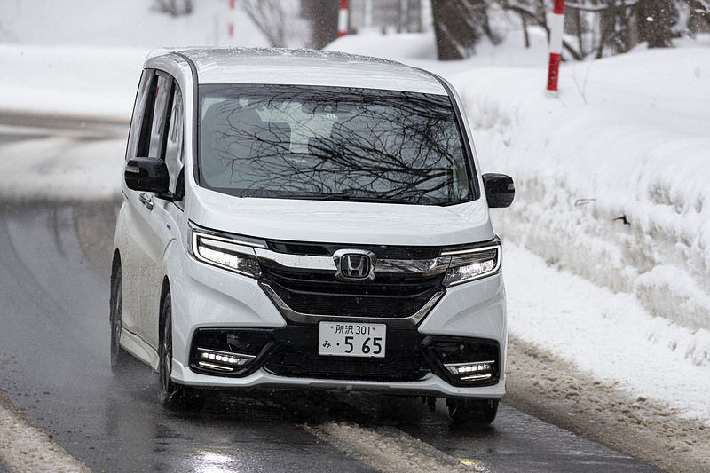 裏磐梯レイクリゾート周辺道路、および特設コースで開催した「ホンダ Modulo 雪上体感試乗会」。「ステップワゴン ハイブリッド Modulo X」と「ヴェゼル」のModulo仕様車に加え、比較用としてそれぞれの標準車も用意された。こちらはステップワゴン ハイブリッド Modulo X（2WD）