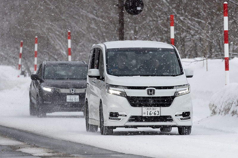 比較用は「ステップワゴン スパーダ ハイブリッド」（2WD）とヴェゼル ハイブリッド Z