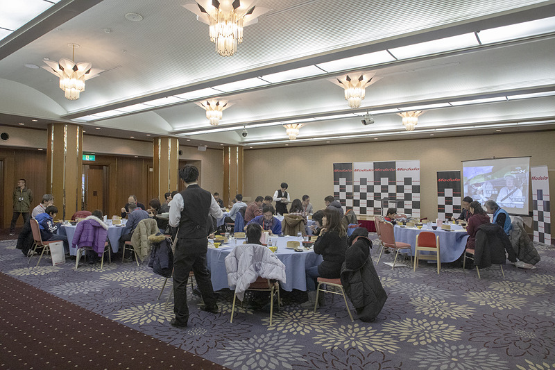 午前組と午後組が一緒になる昼食のタイミングで、目玉イベントである「Modulo開発トークショー」を開催。会場は裏磐梯レイクリゾートの宴会場を使用