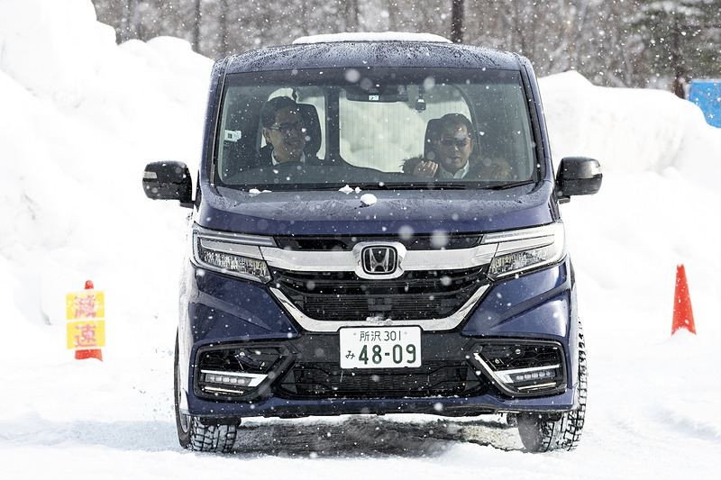 トークショーの前に特設コースにてピエール北川氏もステップワゴン Modulo X、ヴェゼル Modulo仕様車を試乗していた