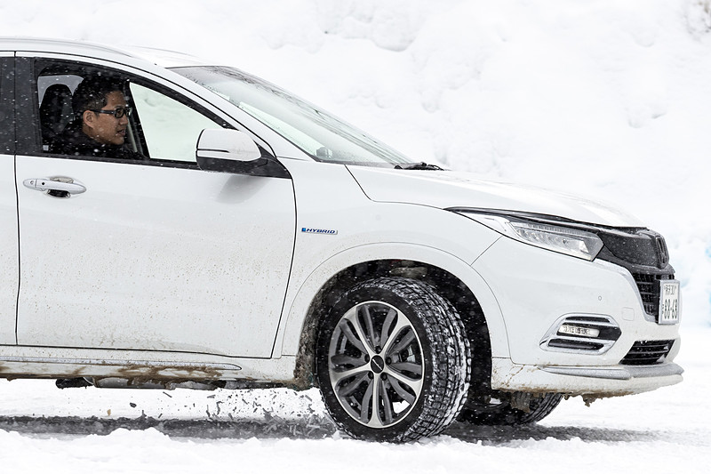 トークショーの前に特設コースにてピエール北川氏もステップワゴン Modulo X、ヴェゼル Modulo仕様車を試乗していた