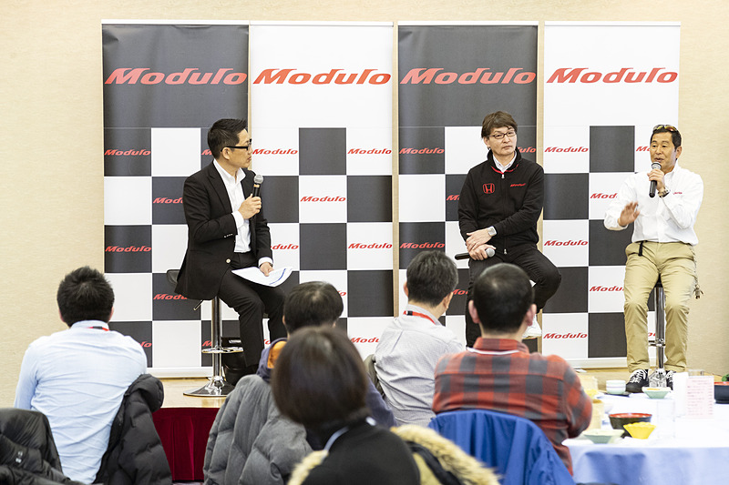 ときには設計者やデザイナー、そして役員までテストコースに呼び、テスト内容を見せたり実際に走ったりして、自分たちが作っているものがどんなものかを認識してもらうなど、“総力戦”という表現が合うModulo Xの開発現場の話を、ピエール北川氏を司会に、ホンダアクセス Modulo開発統括の福田正剛氏と、Modulo開発アドバイザーである土屋圭市氏に語ってもらうトークショーを実施