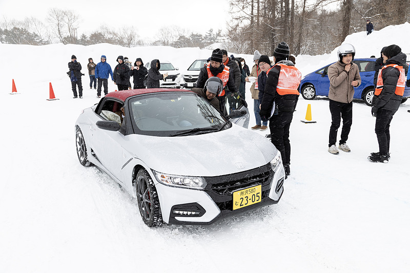 午前の参加者はトークショー終了後に、午後の参加者はすべての試乗プログラムが終了してから特設コースへ移動。そこで土屋氏がドライブするS660 Modulo Xに同乗した。土屋氏の同乗走行は他でもあると思うが、開発を手がけたS660 Modulo X、しかも雪上での同乗というのは非常にレアな体験だ