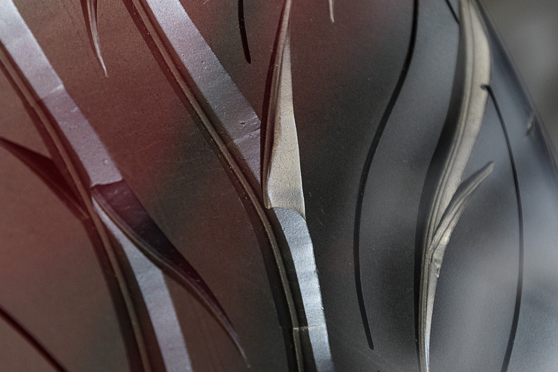 手彫りの苦労が見える場所。歯が何度か走った痕跡を見て取れる