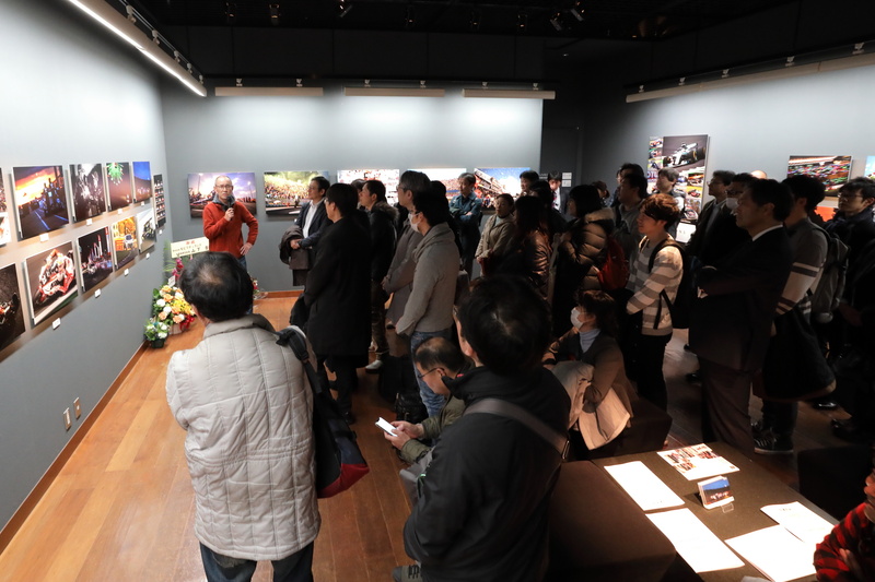 総勢13人の会員が自身の作品解説を行なった（写真は2輪の撮影を中心に活動している赤松孝氏）