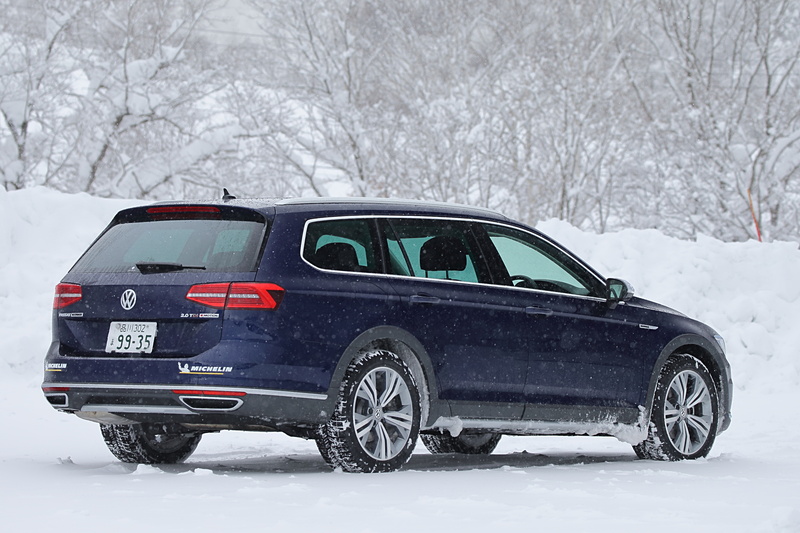 試乗した「パサート オールトラック TDI 4MOTION Advance」（アトランティックブルーメタリック）のボディサイズは4780×1855×1535mm（全長×全幅×全高）で、ホイールベースは2790mm。フルタイム4WDシステムの「4MOTION」を採用