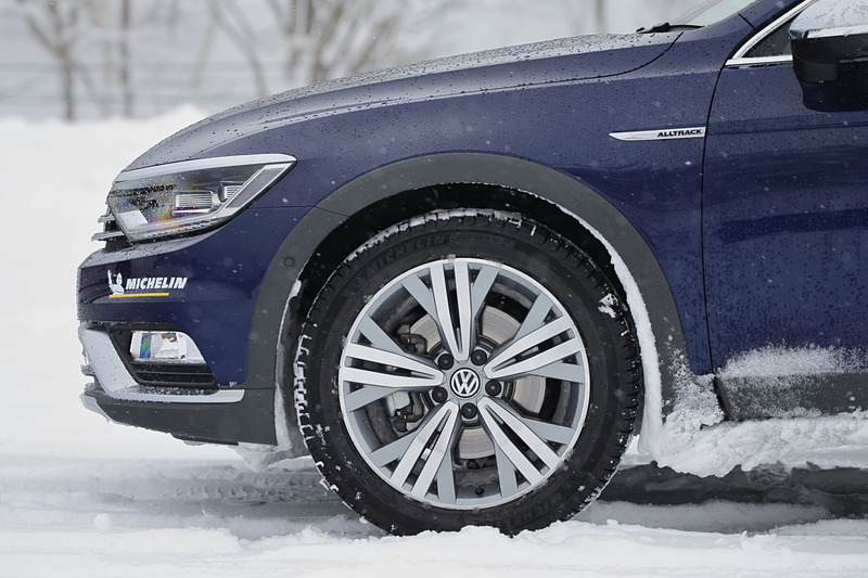 18インチアルミホイールには245/45 R18サイズのミシュラン製「X-ICE3＋」を装着
