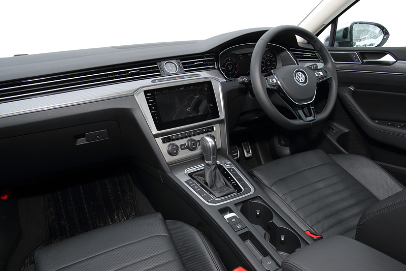 パサート オールトラック TDI 4MOTION Advanceのインテリア。純正インフォテインメントシステム“Discover Pro”やデジタルメータークラスター“Active Info Display”などを標準装備。シート表皮はナパレザーとなる