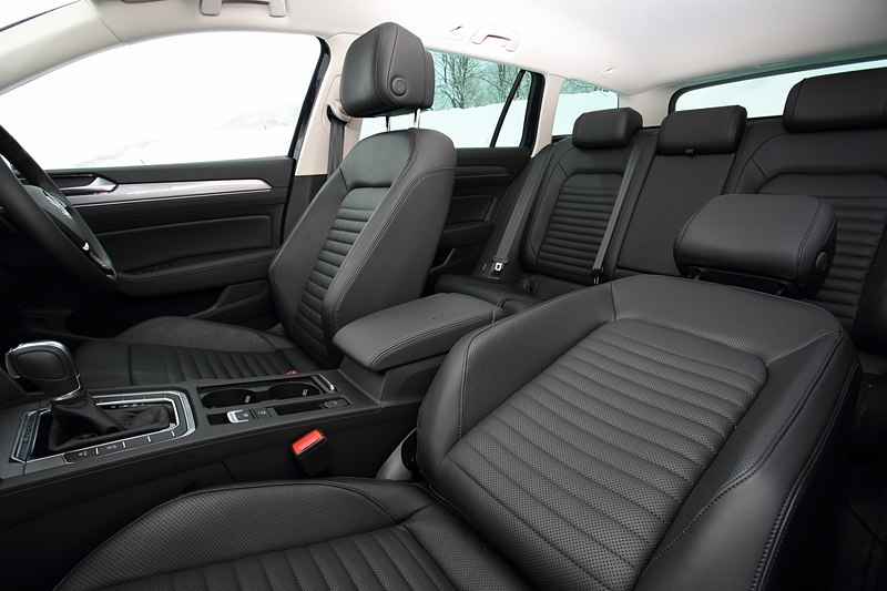 パサート オールトラック TDI 4MOTION Advanceのインテリア。純正インフォテインメントシステム“Discover Pro”やデジタルメータークラスター“Active Info Display”などを標準装備。シート表皮はナパレザーとなる