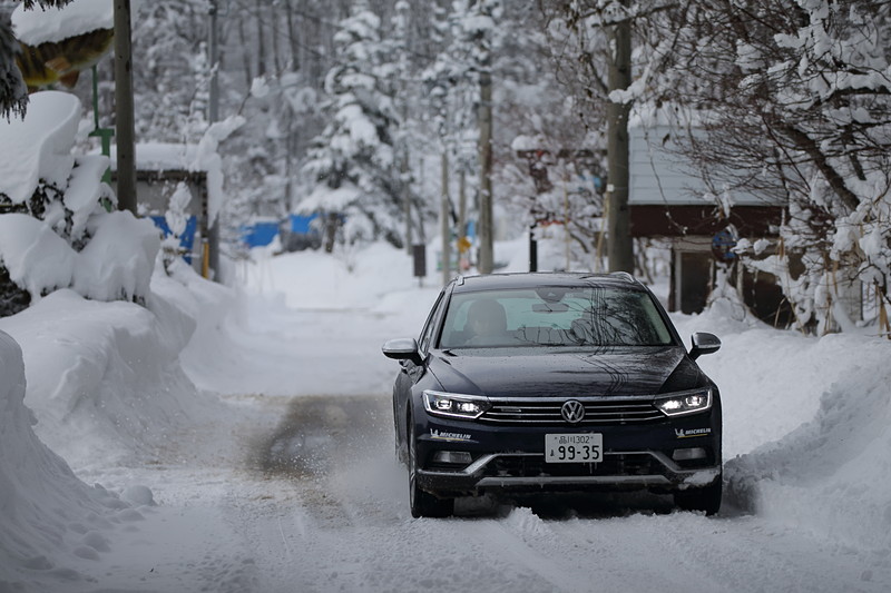圧雪路面やウェットのアスファルトと凍結路面が織り混ざったシチュエーションなど、多様な状況で走行性能を試すことができた