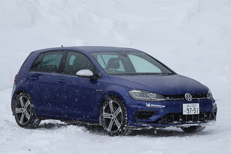 続いて「ゴルフ R」に試乗。ボディカラーはラピスブルーメタリック。ボディサイズは4275×1800×1465mmで、ホイールベースは2635mm。パサート オールトラックと同様に4MOTIONシステムを採用