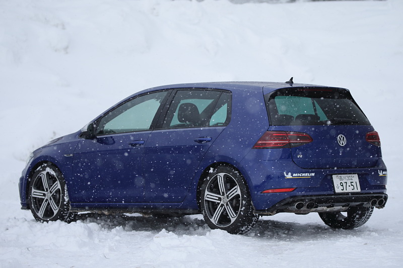 続いて「ゴルフ R」に試乗。ボディカラーはラピスブルーメタリック。ボディサイズは4275×1800×1465mmで、ホイールベースは2635mm。パサート オールトラックと同様に4MOTIONシステムを採用