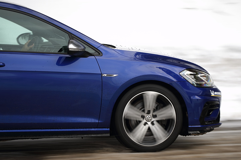 雪道であってもクルマに包まれているかのような安心を感じられる