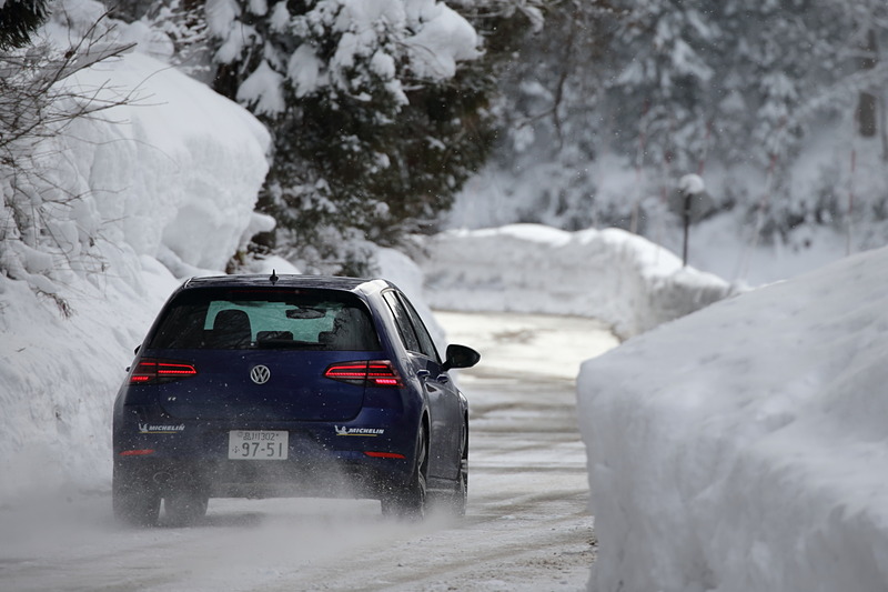 雪道であってもクルマに包まれているかのような安心を感じられる