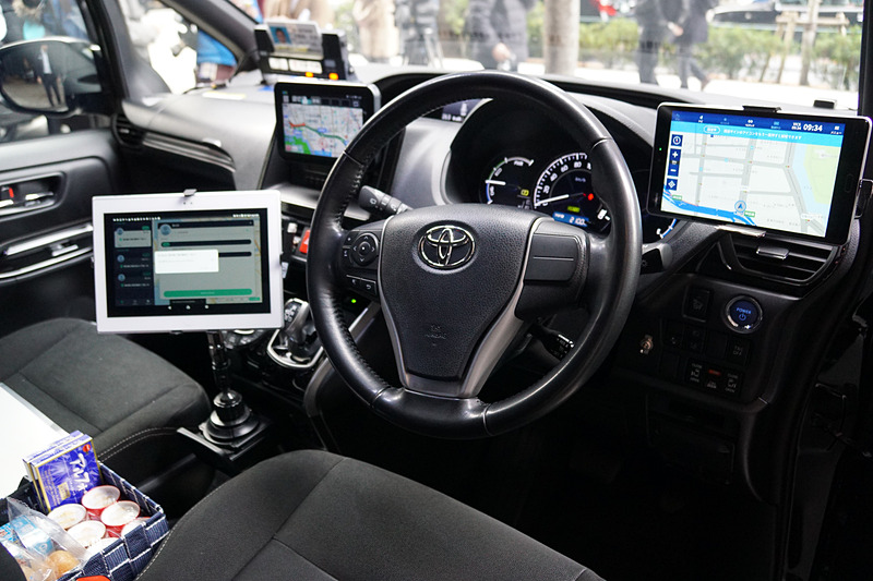 ドライバーはタブレットの表示に従ってルートを走行する