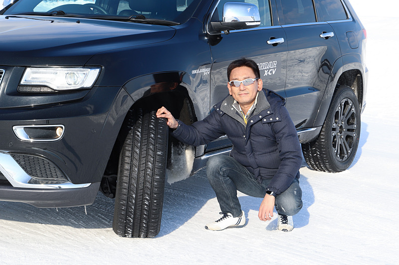 マッド＆スノーに対応したジオランダー X-CVで、初めてスノー路面を体感。用意された車両はジープ「グランドチェロキー」