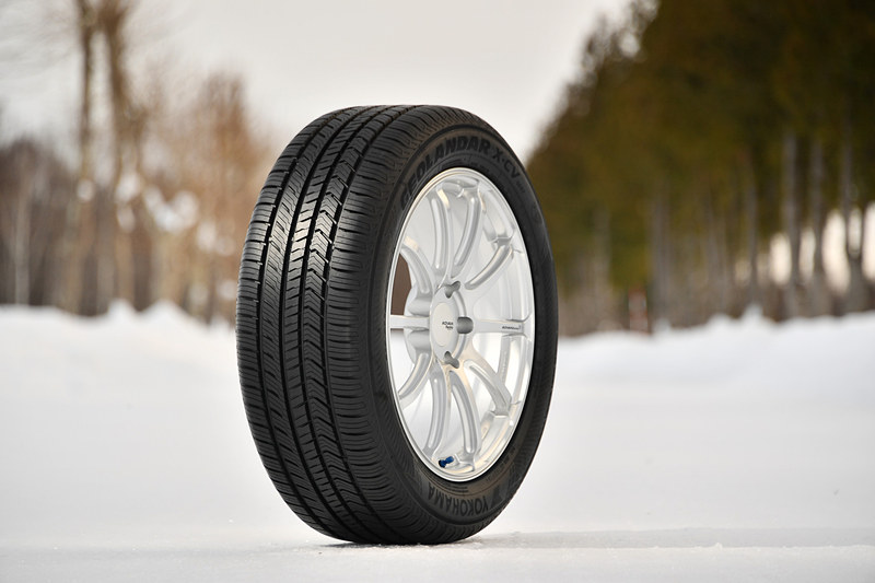 ジオランダー X-CVはハイパフォーマンス・クロスオーバーSUV向けのハイウェイテレーンタイヤで、18インチ～22インチの計17サイズをラインアップ。専用開発となる非対称トレッドパターンを採用し、急な降雪にも対応する「M＋S（マッド＆スノー）」規格を取得しつつ、ハイパフォーマンス・クロスオーバーSUV向けに最高速270km/hに対応するスピードレンジ「W」を全サイズで実現した。右の写真の向かって左がIN側、右がOUT側