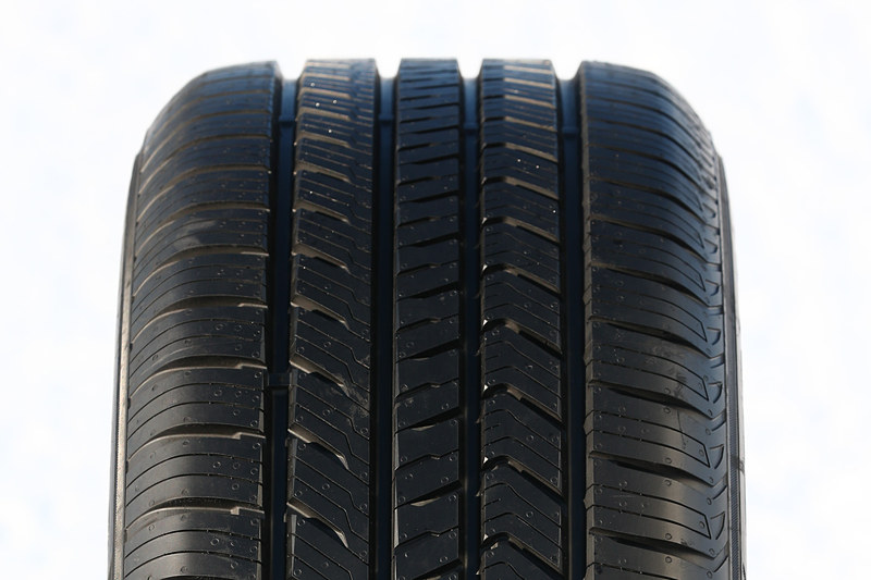 ジオランダー X-CVはハイパフォーマンス・クロスオーバーSUV向けのハイウェイテレーンタイヤで、18インチ～22インチの計17サイズをラインアップ。専用開発となる非対称トレッドパターンを採用し、急な降雪にも対応する「M＋S（マッド＆スノー）」規格を取得しつつ、ハイパフォーマンス・クロスオーバーSUV向けに最高速270km/hに対応するスピードレンジ「W」を全サイズで実現した。右の写真の向かって左がIN側、右がOUT側