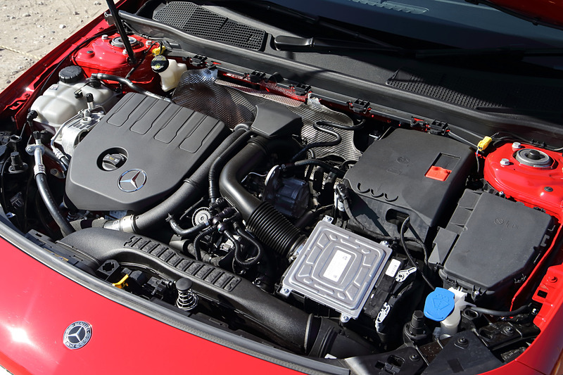 A 180、A 180 Styleともにオールアルミニウム製の直列4気筒DOHC 1.4リッター直噴ターボ「M282」型エンジンを搭載。最高出力100kW（136PS）/5500rpm、最大トルク200Nm（20.4kgfm）/1460-4000rpmを発生。A 180 StyleのWLTCモード燃費は15.0km/L