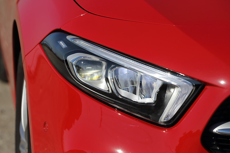 LEDハイパフォーマンスヘッドライトを標準装備するベースグレードのA 180。足下では16インチ5ツインスポークアルミホイールにピレリ「Cinturato P7」（205/60 R16）をセット