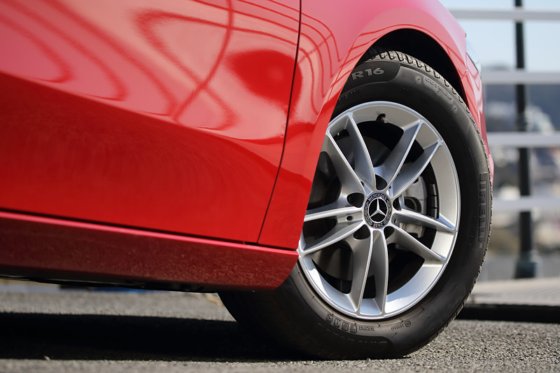 LEDハイパフォーマンスヘッドライトを標準装備するベースグレードのA 180。足下では16インチ5ツインスポークアルミホイールにピレリ「Cinturato P7」（205/60 R16）をセット