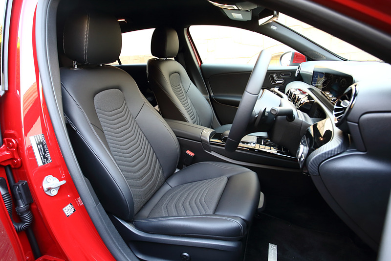 「ハイ、メルセデス」とクルマに話しかけるだけで起動する新開発の対話型インフォテイメントシステム「MBUX」を搭載するのが新しいA 180のインテリア（インテリアカラーはブラック）。一方で居住性についても先代から高められ、ショルダールーム、エルボールーム、ヘッドルームが拡大されている