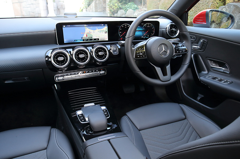 「ハイ、メルセデス」とクルマに話しかけるだけで起動する新開発の対話型インフォテイメントシステム「MBUX」を搭載するのが新しいA 180のインテリア（インテリアカラーはブラック）。一方で居住性についても先代から高められ、ショルダールーム、エルボールーム、ヘッドルームが拡大されている