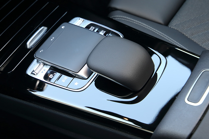 「ハイ、メルセデス」とクルマに話しかけるだけで起動する新開発の対話型インフォテイメントシステム「MBUX」を搭載するのが新しいA 180のインテリア（インテリアカラーはブラック）。一方で居住性についても先代から高められ、ショルダールーム、エルボールーム、ヘッドルームが拡大されている