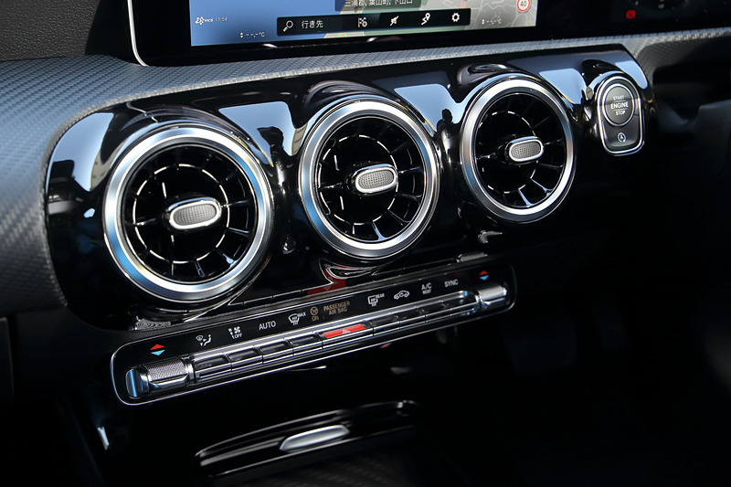 「ハイ、メルセデス」とクルマに話しかけるだけで起動する新開発の対話型インフォテイメントシステム「MBUX」を搭載するのが新しいA 180のインテリア（インテリアカラーはブラック）。一方で居住性についても先代から高められ、ショルダールーム、エルボールーム、ヘッドルームが拡大されている