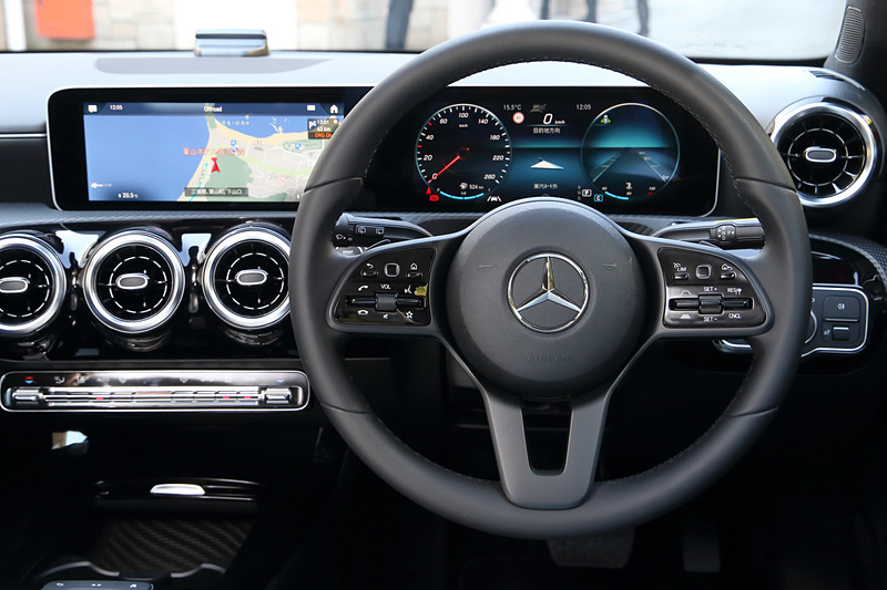 「ハイ、メルセデス」とクルマに話しかけるだけで起動する新開発の対話型インフォテイメントシステム「MBUX」を搭載するのが新しいA 180のインテリア（インテリアカラーはブラック）。一方で居住性についても先代から高められ、ショルダールーム、エルボールーム、ヘッドルームが拡大されている
