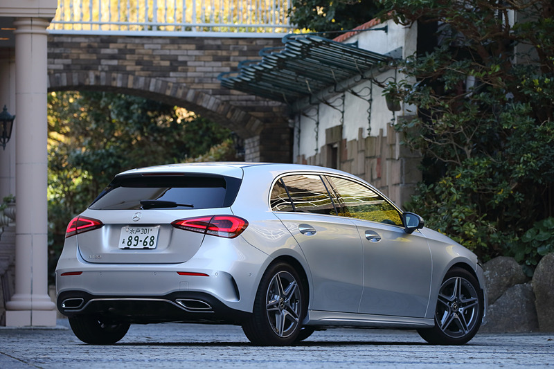 2018年10月に受注を開始した新型「Aクラス」。「A 180」「A 180 Style」の2グレード設定で、写真はイリジウムシルバーカラーのA 180 Style（369万円）。ボディサイズは4440×1800×1420mm（全長×全幅×全高）、ホイールベースは2730mm。オプション設定の「レーダーセーフティパッケージ」（24万5000円）、「ナビゲーションパッケージ」（18万4000円）、「AMGライン」（25万5000円）などを装着