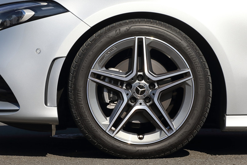 エクステリアではさまざまな空力対策を施し、エアロダイナミクスはセグメントトップのCd値0.25を実現。撮影車は「AMGライン」に含まれる18インチAMG5ツインスポークアルミホイール（タイヤはブリヂストン「TURANZA T005」でサイズは225/45 R18）を装備。郊外道路や高速道路では可変型ロービーム、右左折時にはコーナリングライトが自動点灯するといった機能を持つオプションの「マルチビームLEDヘッドライト」も備える