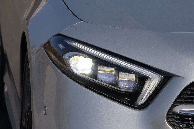 エクステリアではさまざまな空力対策を施し、エアロダイナミクスはセグメントトップのCd値0.25を実現。撮影車は「AMGライン」に含まれる18インチAMG5ツインスポークアルミホイール（タイヤはブリヂストン「TURANZA T005」でサイズは225/45 R18）を装備。郊外道路や高速道路では可変型ロービーム、右左折時にはコーナリングライトが自動点灯するといった機能を持つオプションの「マルチビームLEDヘッドライト」も備える