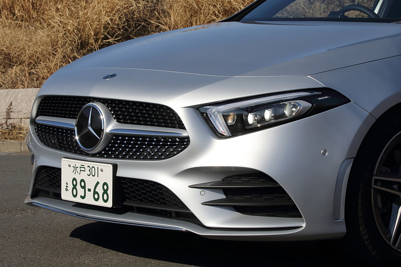 エクステリアではさまざまな空力対策を施し、エアロダイナミクスはセグメントトップのCd値0.25を実現。撮影車は「AMGライン」に含まれる18インチAMG5ツインスポークアルミホイール（タイヤはブリヂストン「TURANZA T005」でサイズは225/45 R18）を装備。郊外道路や高速道路では可変型ロービーム、右左折時にはコーナリングライトが自動点灯するといった機能を持つオプションの「マルチビームLEDヘッドライト」も備える