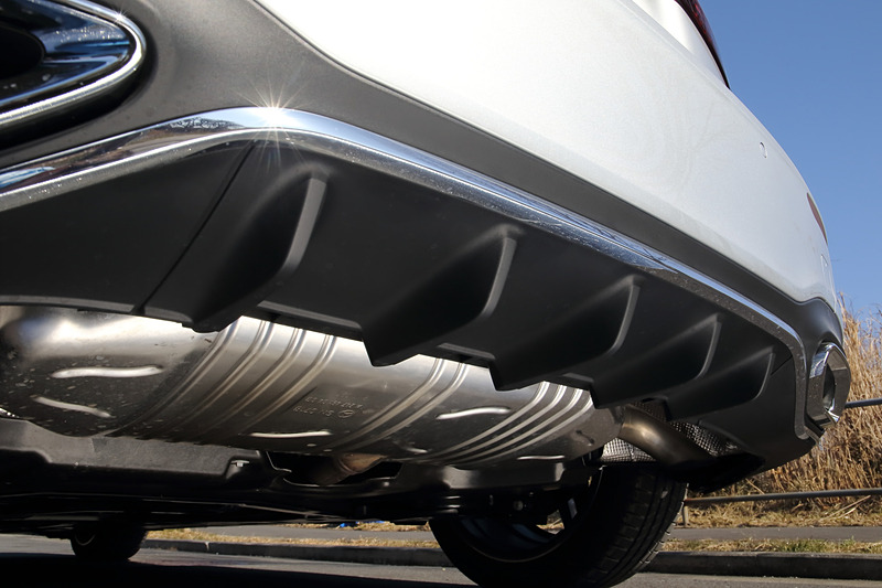 エクステリアではさまざまな空力対策を施し、エアロダイナミクスはセグメントトップのCd値0.25を実現。撮影車は「AMGライン」に含まれる18インチAMG5ツインスポークアルミホイール（タイヤはブリヂストン「TURANZA T005」でサイズは225/45 R18）を装備。郊外道路や高速道路では可変型ロービーム、右左折時にはコーナリングライトが自動点灯するといった機能を持つオプションの「マルチビームLEDヘッドライト」も備える