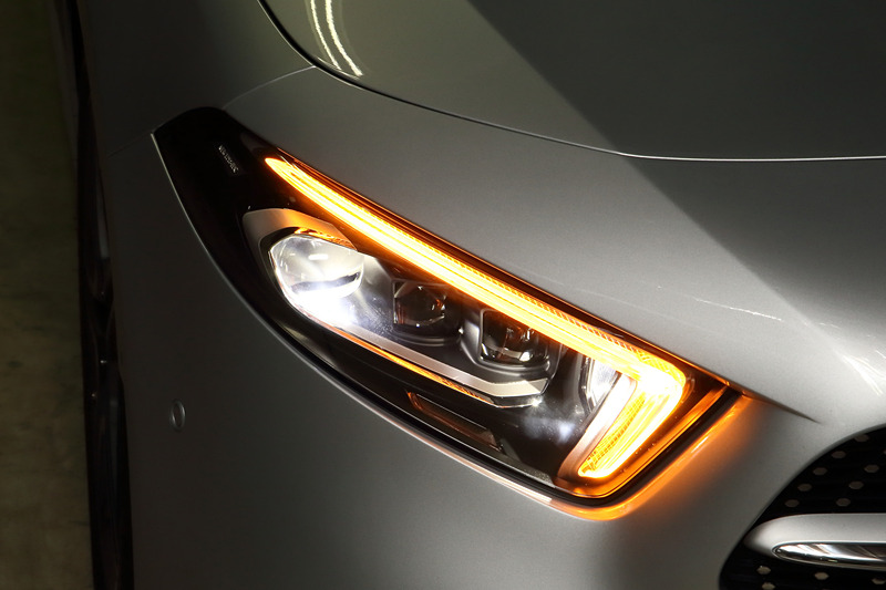 エクステリアではさまざまな空力対策を施し、エアロダイナミクスはセグメントトップのCd値0.25を実現。撮影車は「AMGライン」に含まれる18インチAMG5ツインスポークアルミホイール（タイヤはブリヂストン「TURANZA T005」でサイズは225/45 R18）を装備。郊外道路や高速道路では可変型ロービーム、右左折時にはコーナリングライトが自動点灯するといった機能を持つオプションの「マルチビームLEDヘッドライト」も備える