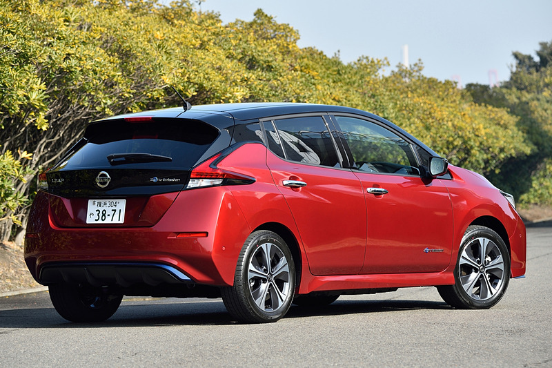 撮影車は「リーフ e＋ G」（472万9320円）で、ボディカラーはラディアントレッド/スーパーブラックの2トーン。ボディサイズは4480×1790×1545mm（全長×全幅×全高）で、ホイールベースは2700mm