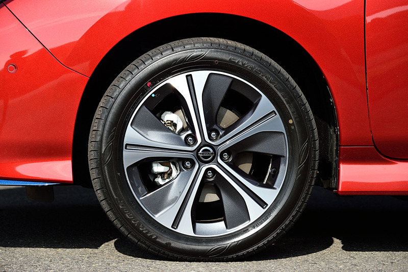 17インチアルミホイールは、40kWhモデルと同様のデザイン。装着するタイヤはダンロップ「エナセーブ EC300」（215/50 R17）