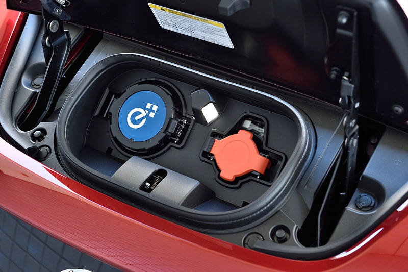 CHAdeMO対応の急速充電ポートにリーフ e＋専用のブルーのロゴを追加。通常充電は6kW充電に対応した