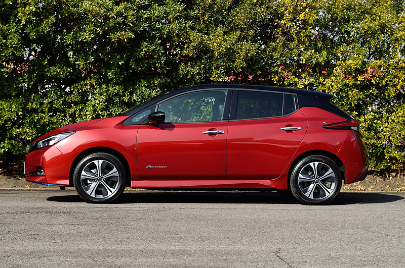 バッテリーのサイズアップは車両姿勢で吸収。現行リーフに比べて全高は5mm高く、最低地上高は15mm低くなった