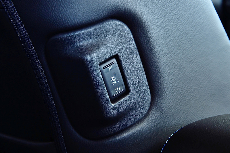 後席用のシートヒータースイッチが助手席横に付いていた