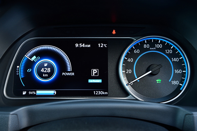 イグニッションをONにすると目に飛び込んできたメーター内の「428km」の表示が心強い