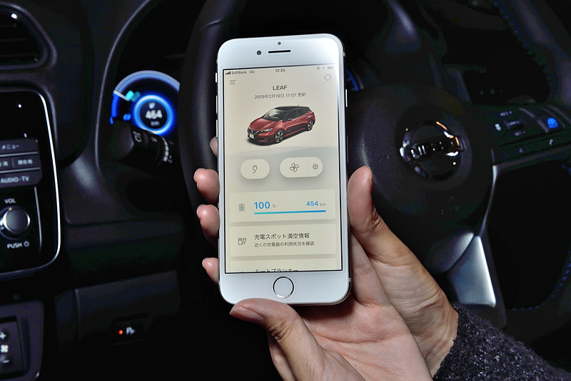 「NissanConnect EVアプリ」を利用すれば、スマートフォンでバッテリー残量とエアコン利用の有無、走行距離の目安、満充電までの目安時間が表示可能