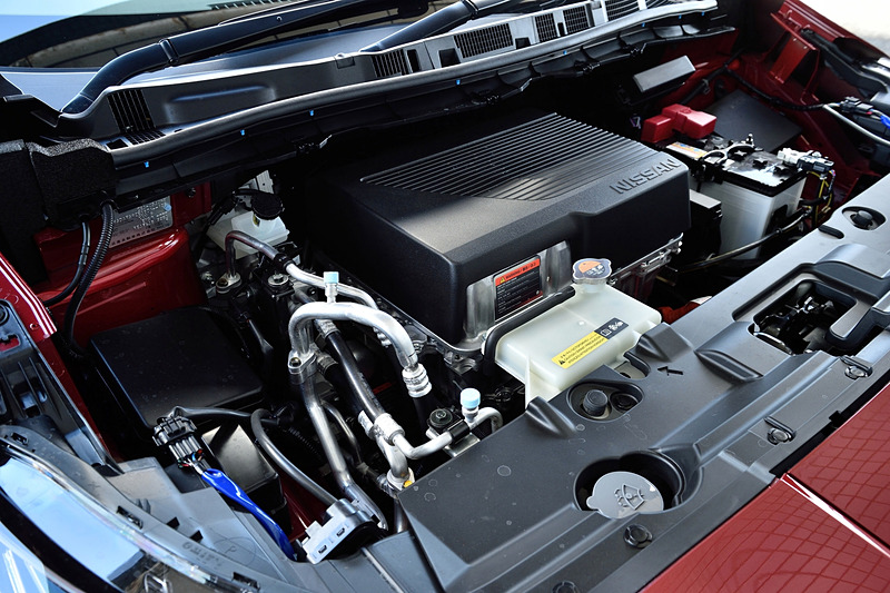 40kWhモデルと同じ「EM57」型モーターを搭載するも、バッテリーの容量アップにより最高出力160kW（218PS）/4600-5800rpm、最大トルク340Nm（34.7kgfm）/500-4000rpmと、最高出力は45％、最大トルクは6％それぞれ向上。一充電走行距離はJC08モードで570km、WLTCモードで458kmと40％伸びた