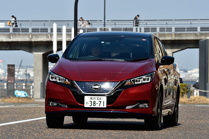 バッテリー容量が増加したことで加速Gが持続して高速域でもうひと伸びするようになり、吹け上がりのよい高性能エンジンにも通じる爽快なフィーリングを味わうことができる。街中を走行する場合はエコモードでも十分