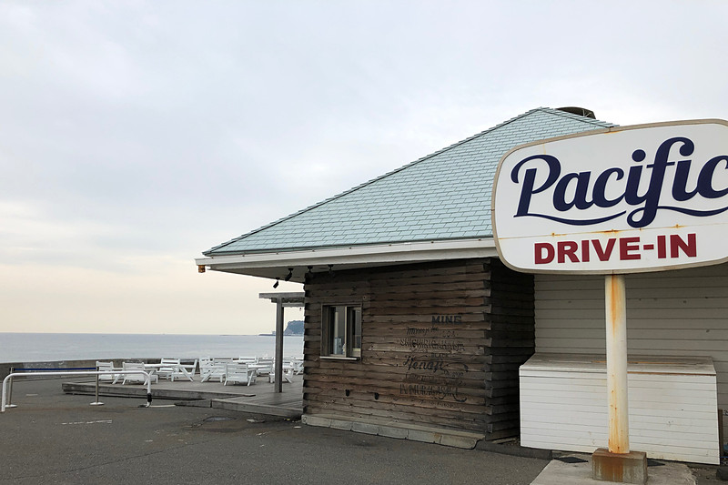 鎌倉では珍しい、370台の大きな駐車場がある「Pacific DRIVE-IN」。このお店のプロジェクトがスタートしたきっかけが、「ハワイの人たちが朝からドライブインで朝食を食べてリラックスしている光景と、この場所がぴったりリンクしたから」ということで、なんとな～くハワイアンな雰囲気が漂っています。2月末まではウィンタータイムで平日は10時～20時、土日祝が8時～20時の営業だそうです