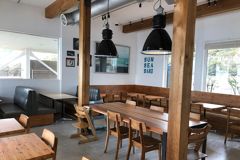 どこに座ってもゆったりできそうな店内。カウンターでオーダーとお会計を済ませるタイプです。子供用の椅子も用意されていたので、小さなお子さん連れでも大丈夫です